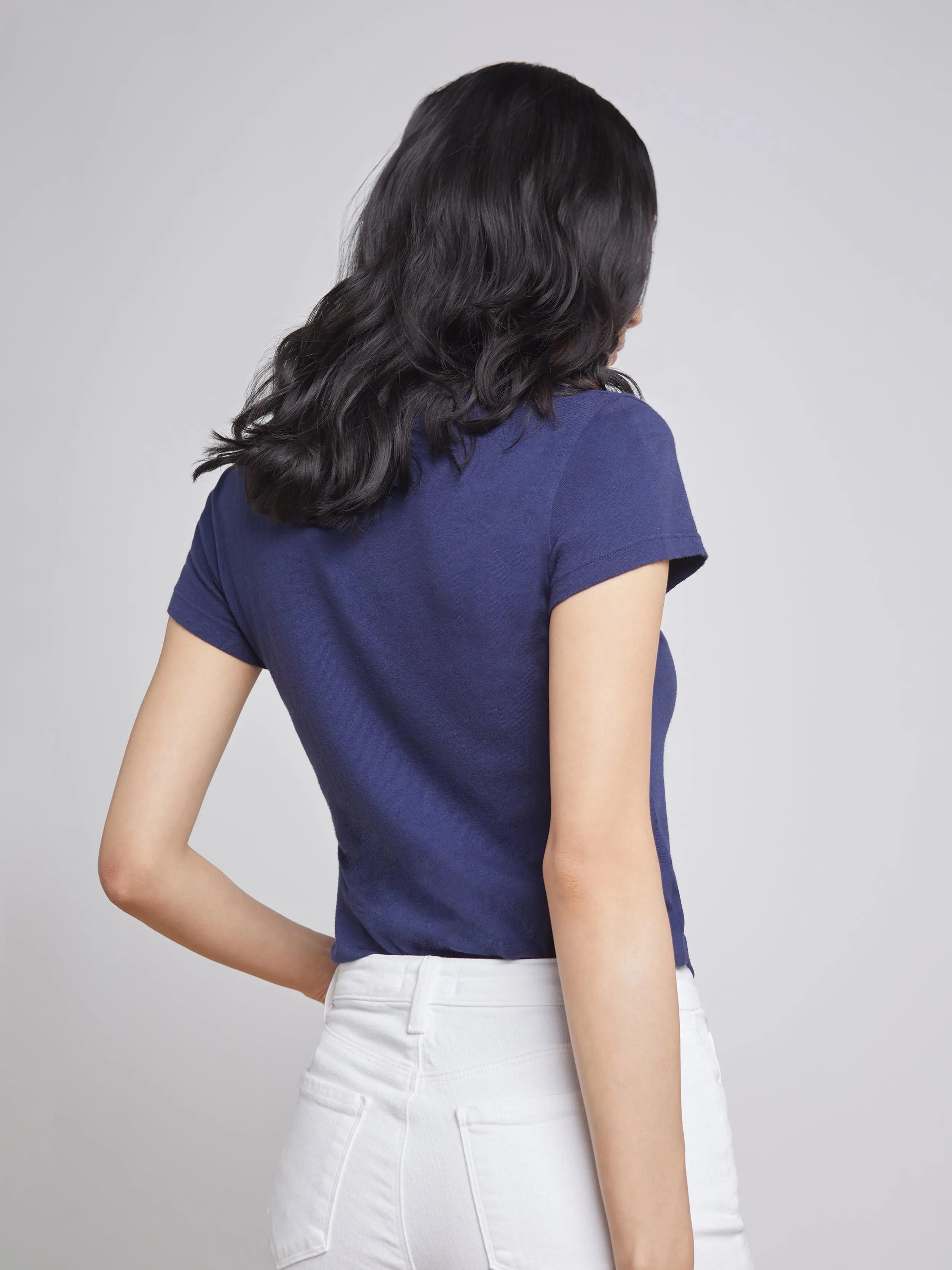 Becca Baumwoll-V-Ausschnitt T-Shirt
