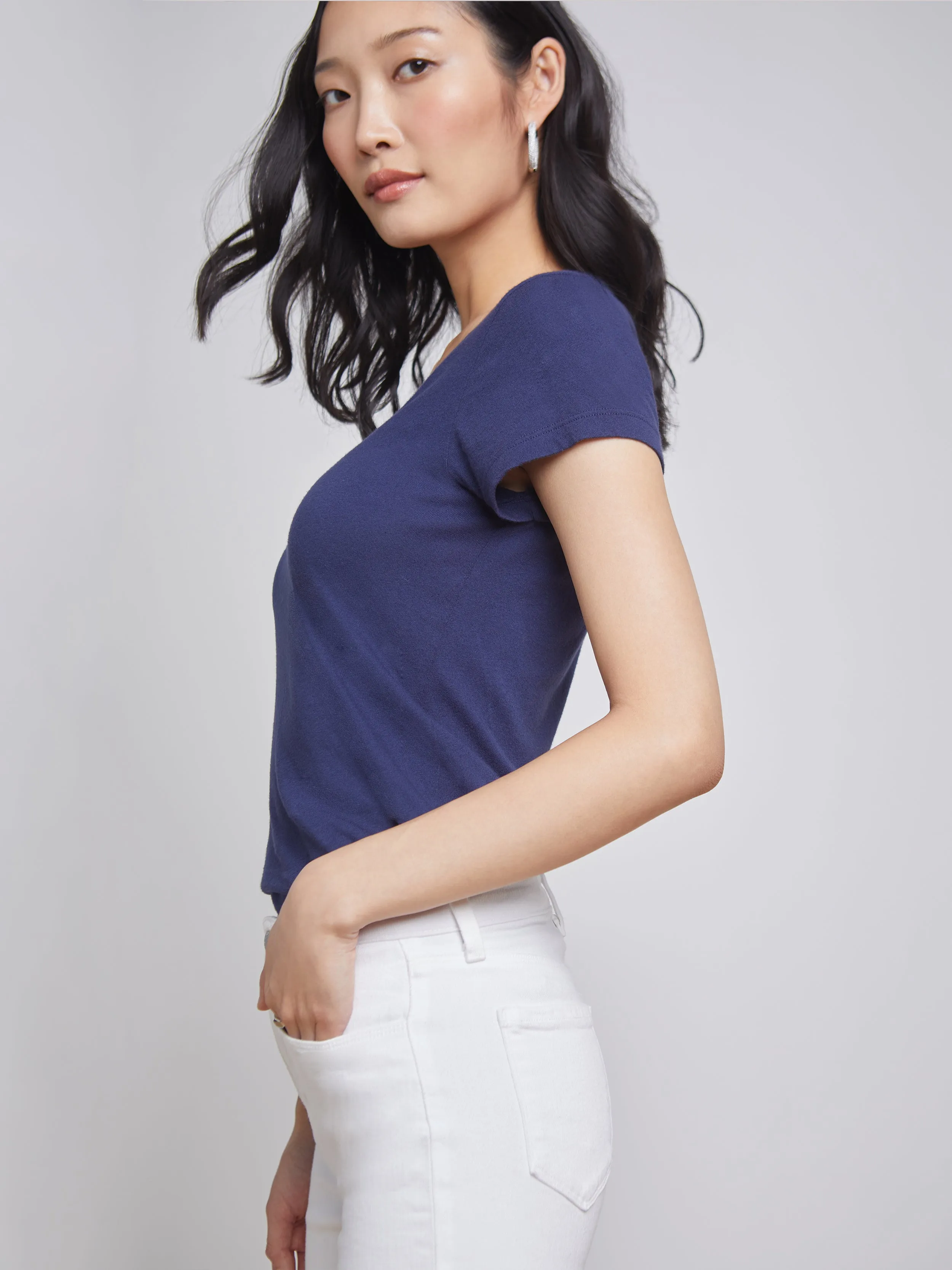 Becca Baumwoll-V-Ausschnitt T-Shirt