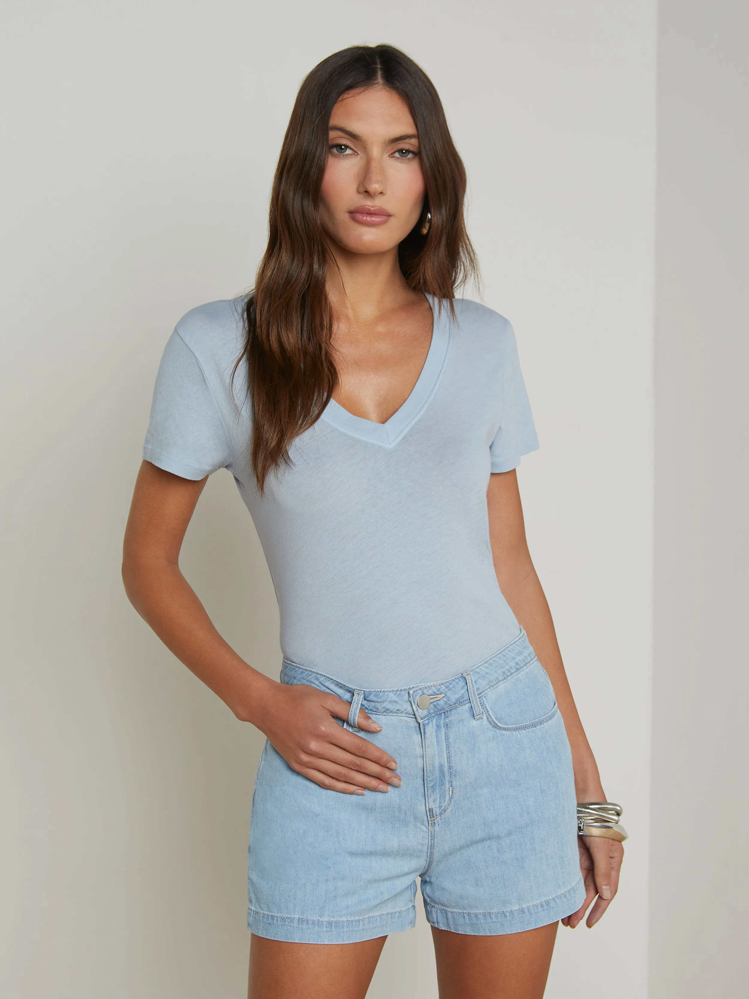 Becca Baumwoll-V-Ausschnitt T-Shirt