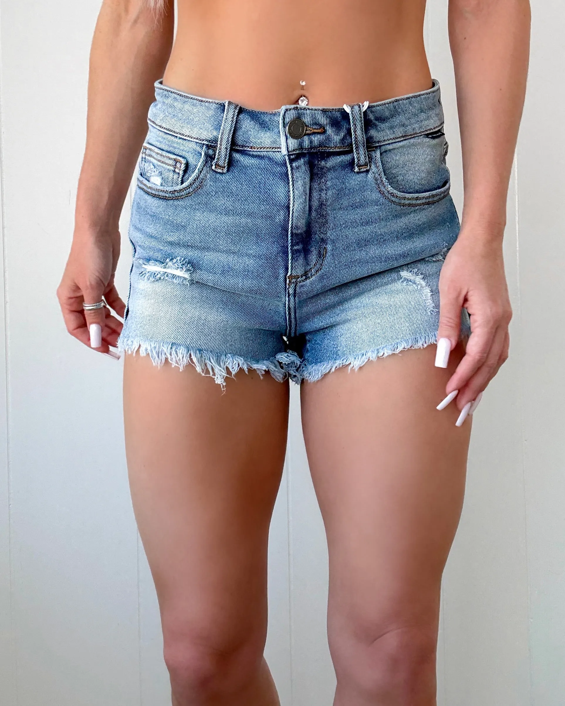 Blair High Rise Zerstörte Denim Shorts - Mittelwaschung