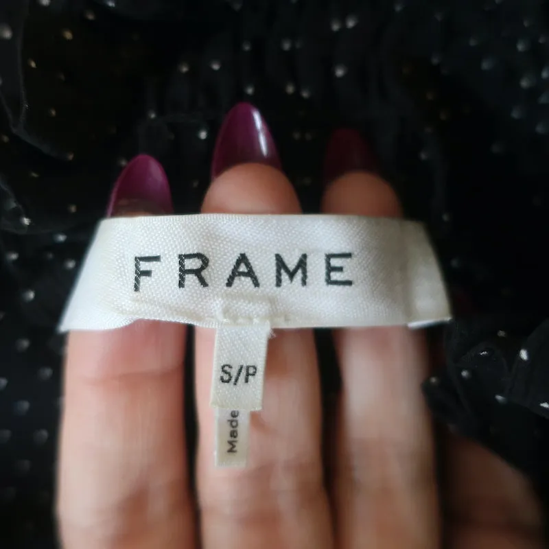 FRAME Ärmellose Bluse mit Rüschenoptik in Schwarz-Weiß-Punkten aus Seide in Größe S