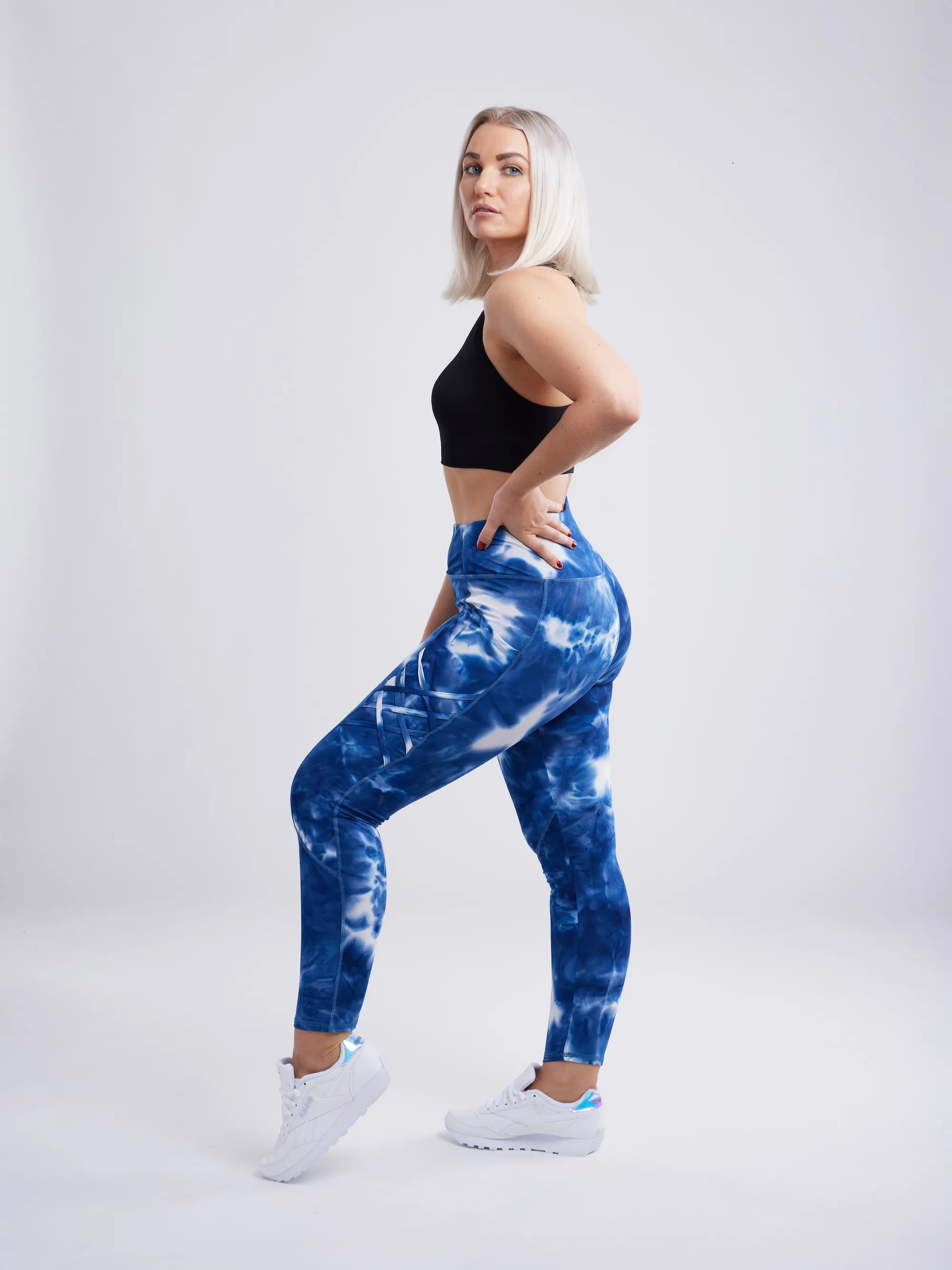 Hochtaillierte Criss-Cross-Trainingsleggings mit Hüfttaschen