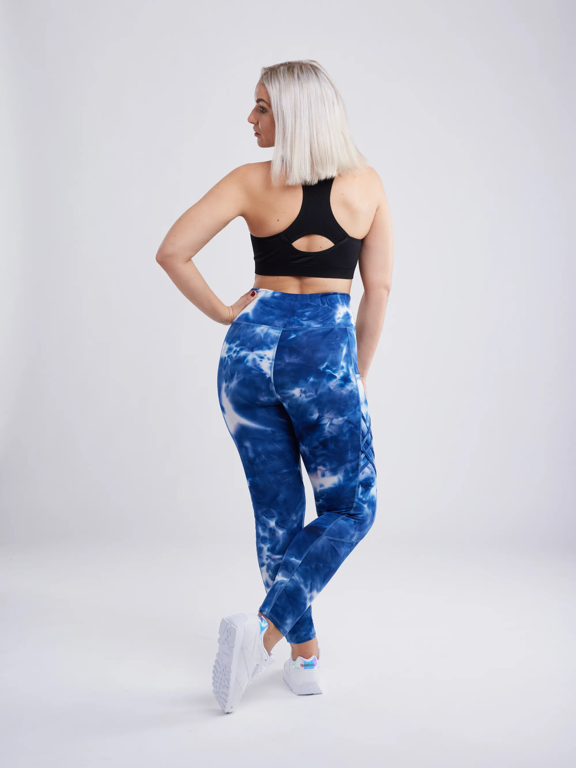 Hochtaillierte Criss-Cross-Trainingsleggings mit Hüfttaschen