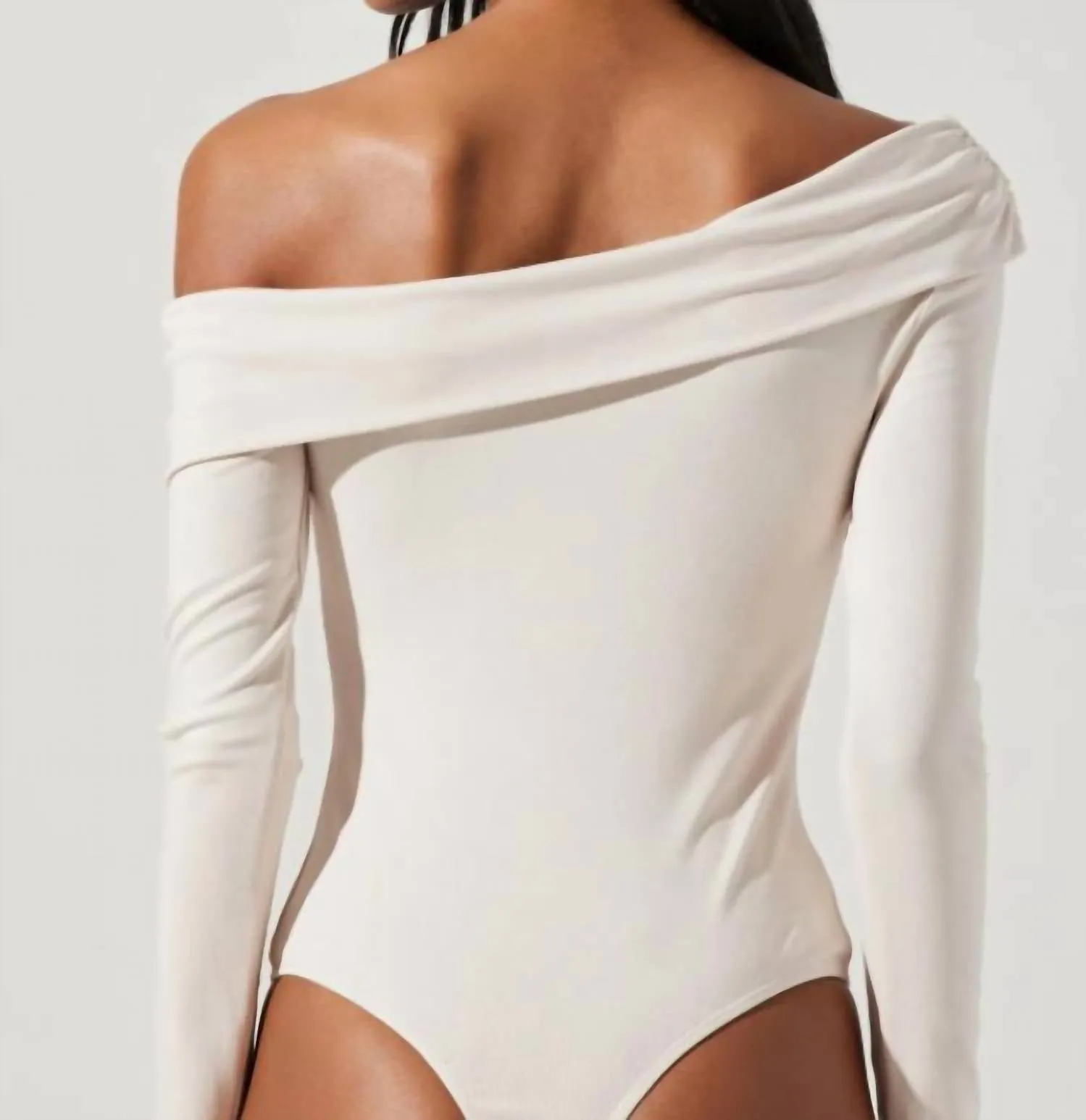 Lenore Off-Shoulder Bodysuit in Weiß