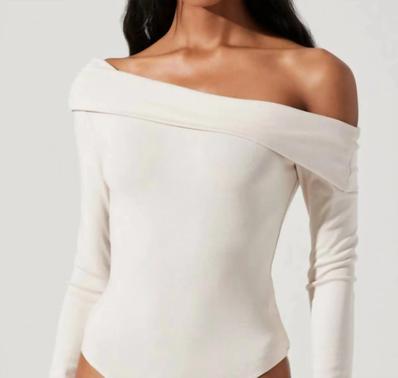 Lenore Off-Shoulder Bodysuit in Weiß