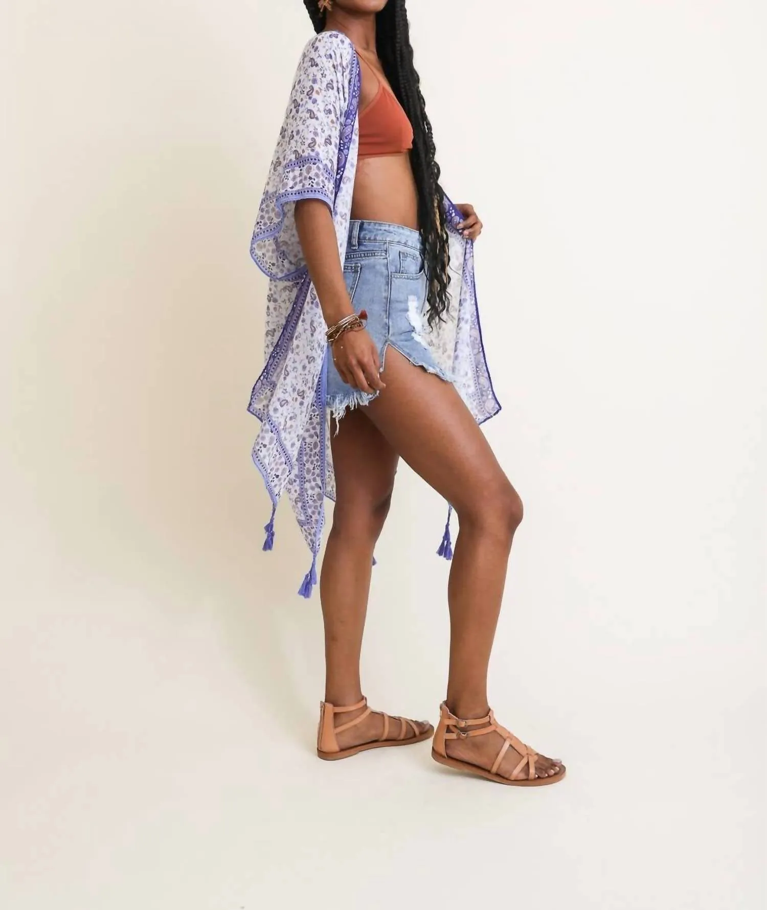 Leichter Boho-Festival-Kimono mit verspieltem Blumen- und Paisley-Muster in Lila, Blau und Weiß