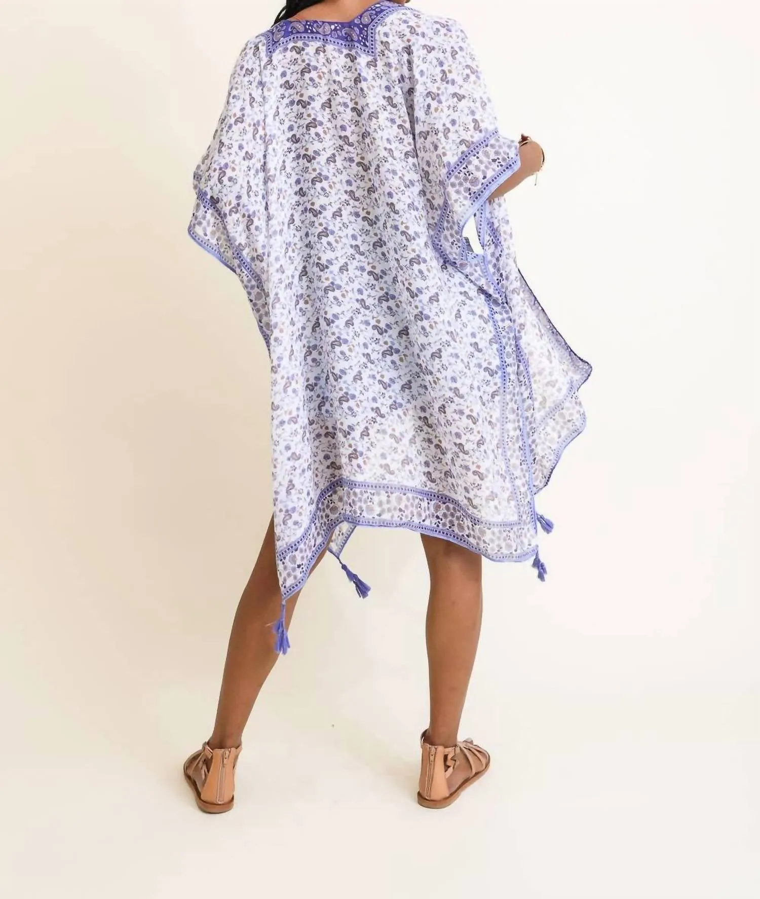 Leichter Boho-Festival-Kimono mit verspieltem Blumen- und Paisley-Muster in Lila, Blau und Weiß