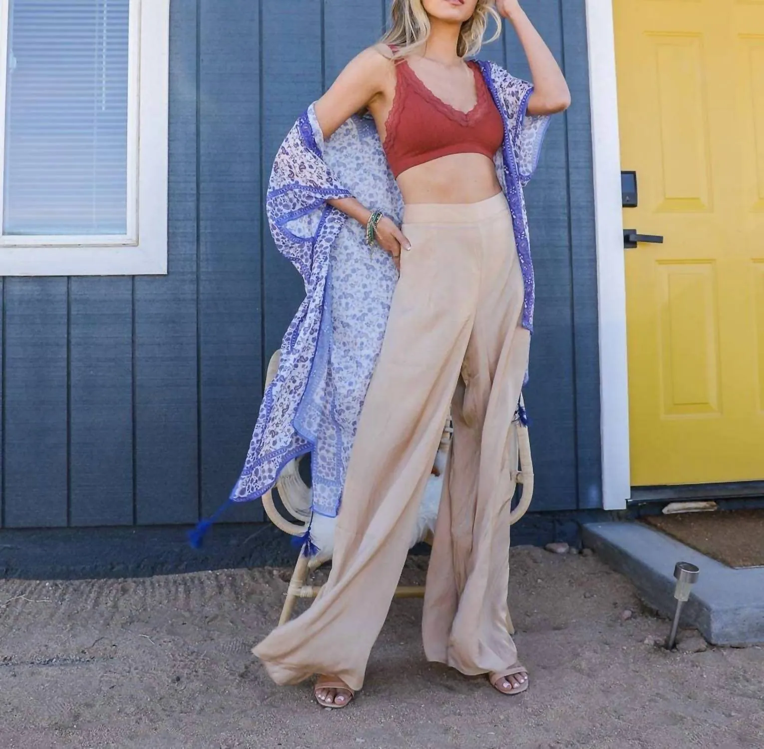 Leichter Boho-Festival-Kimono mit verspieltem Blumen- und Paisley-Muster in Lila, Blau und Weiß