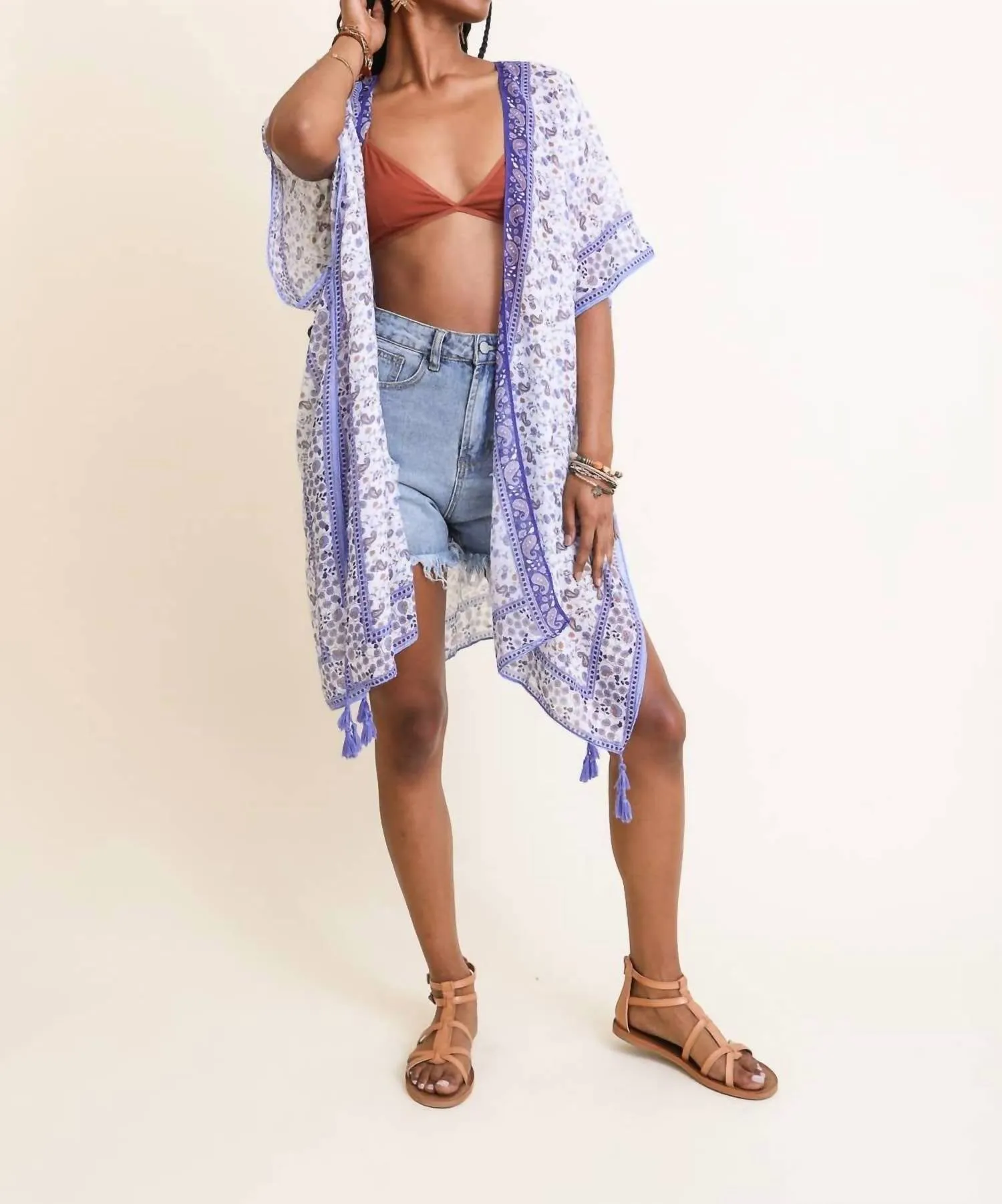 Leichter Boho-Festival-Kimono mit verspieltem Blumen- und Paisley-Muster in Lila, Blau und Weiß