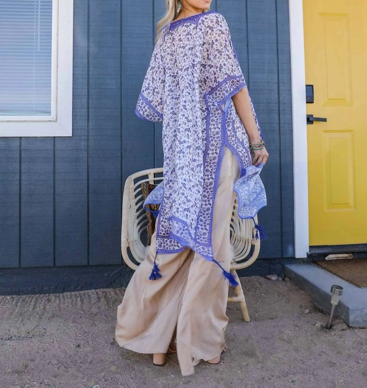 Leichter Boho-Festival-Kimono mit verspieltem Blumen- und Paisley-Muster in Lila, Blau und Weiß