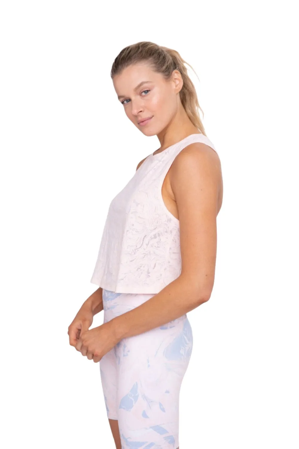 Mono B Semi-transparenter Abstrakter Wirbel Cropped Racer Tank KT-B0450