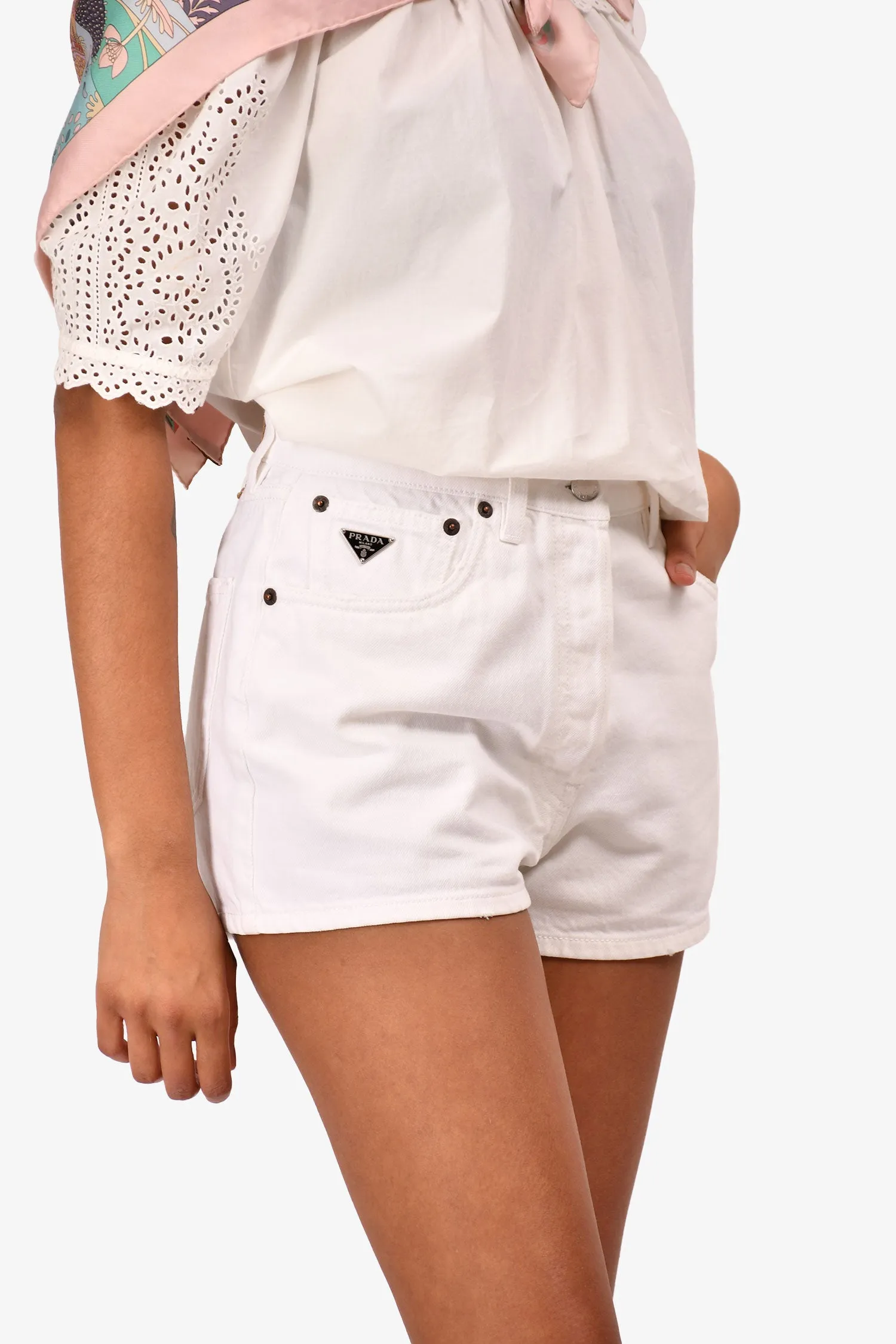 Prada Creme Denim Dreiecks-Logo Shorts Größe 25