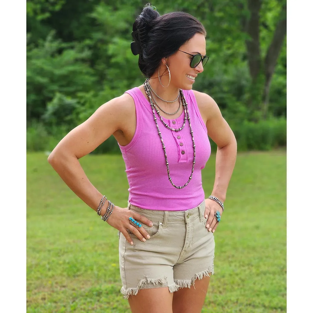 Sandfarbene Shorts mit mittlerer Taillenhöhe im Used-Look