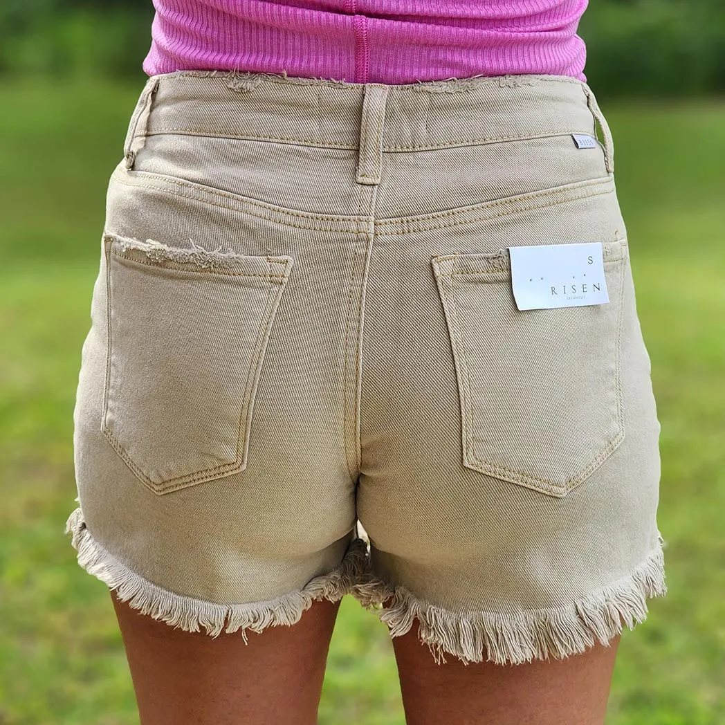 Sandfarbene Shorts mit mittlerer Taillenhöhe im Used-Look