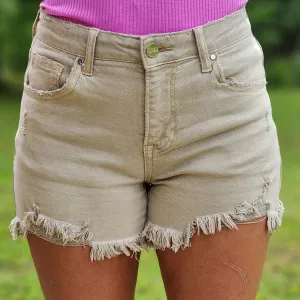 Sandfarbene Shorts mit mittlerer Taillenhöhe im Used-Look