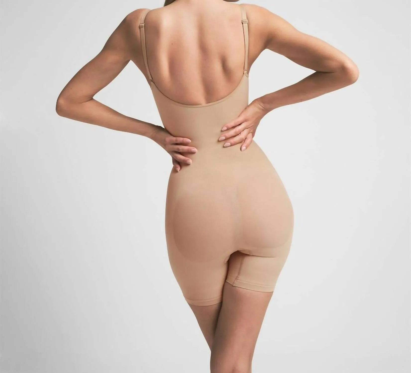 Nahtlos modellierender Mid-Thing Bodysuit in Lehm