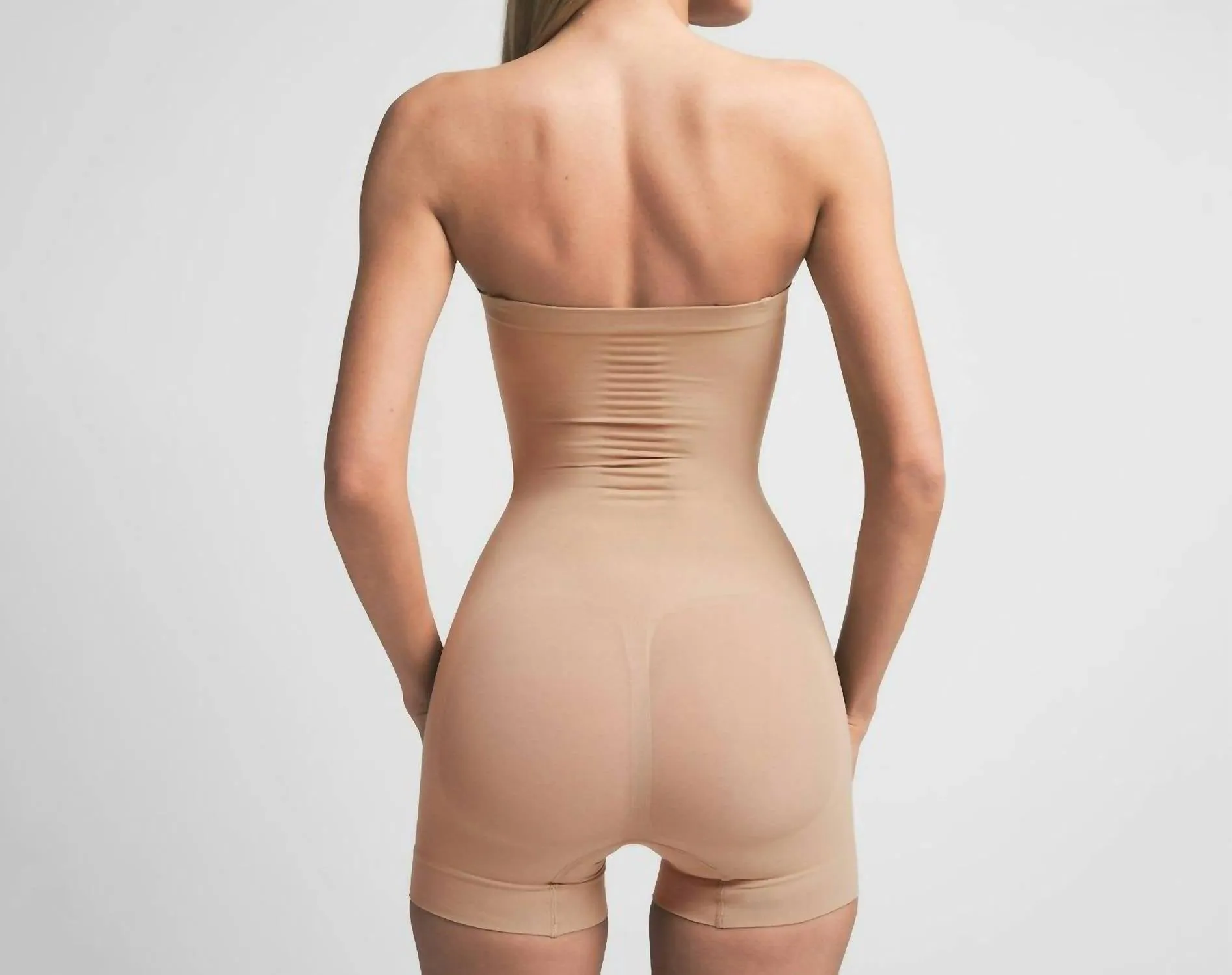 Nahtlos modellierendes trägerloses Shortie-Body in Lehm