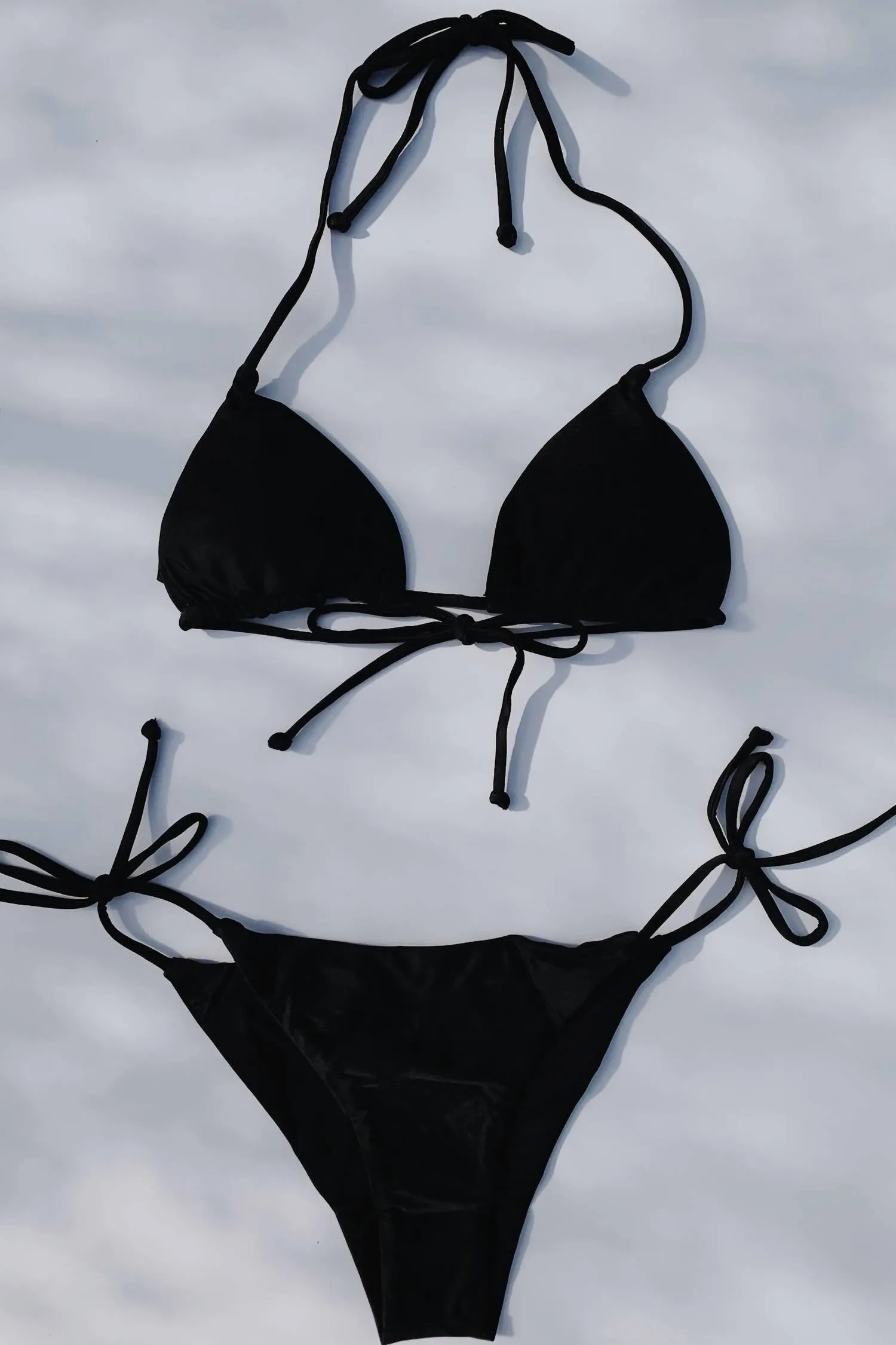 Seitlich gebundenes Bikini-Unteil in Schwarz