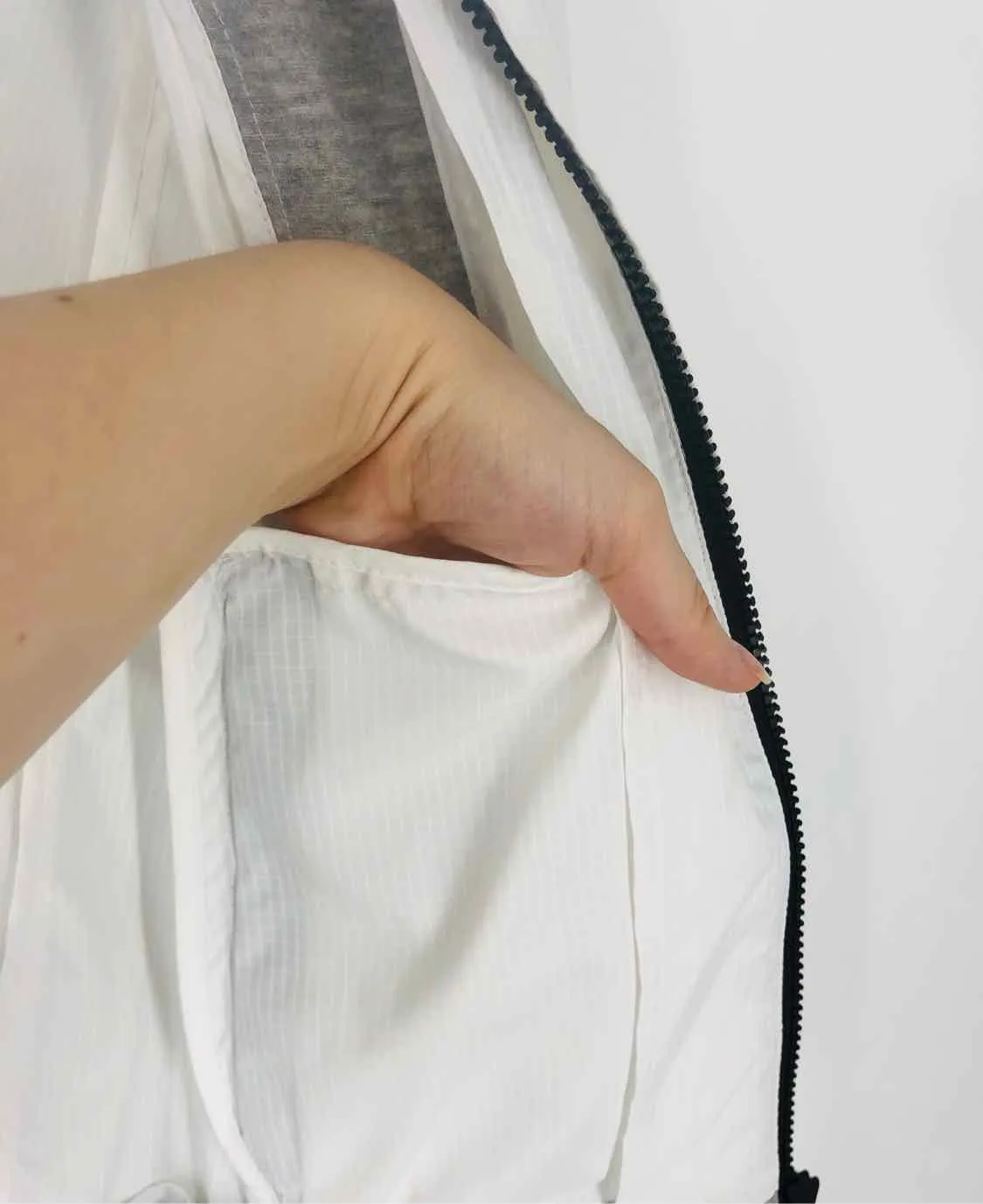 Designer-Jacke mit Farbkombination Weiß/Schwarz/Grau in Größe M