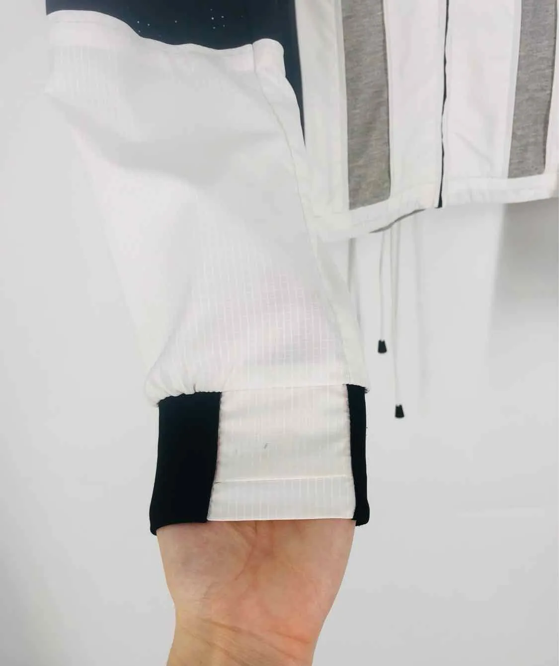 Designer-Jacke mit Farbkombination Weiß/Schwarz/Grau in Größe M