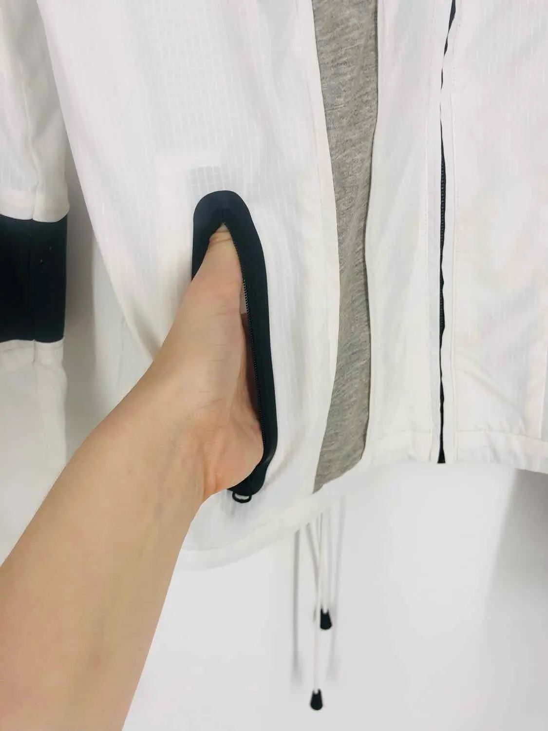 Designer-Jacke mit Farbkombination Weiß/Schwarz/Grau in Größe M