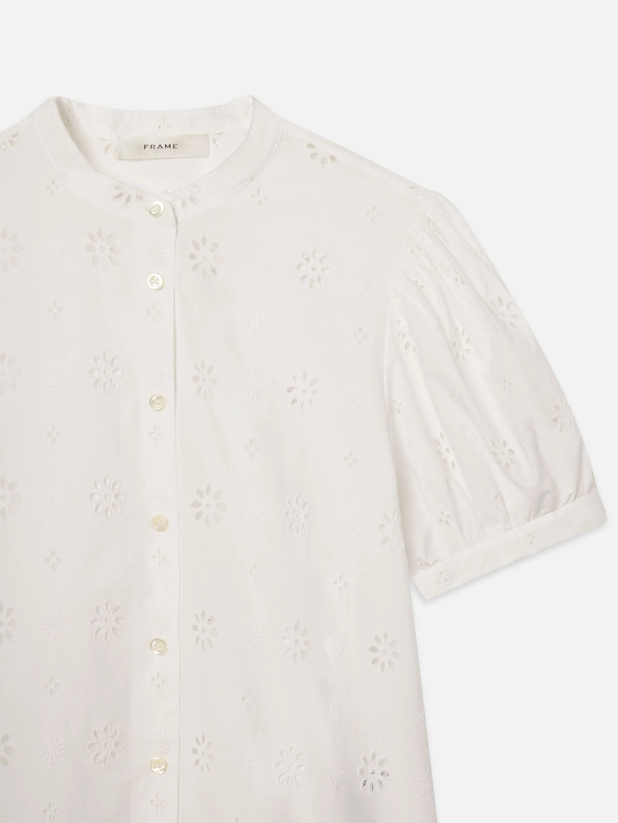 Die Bluse mit Ösen und Rüschen – Weiß