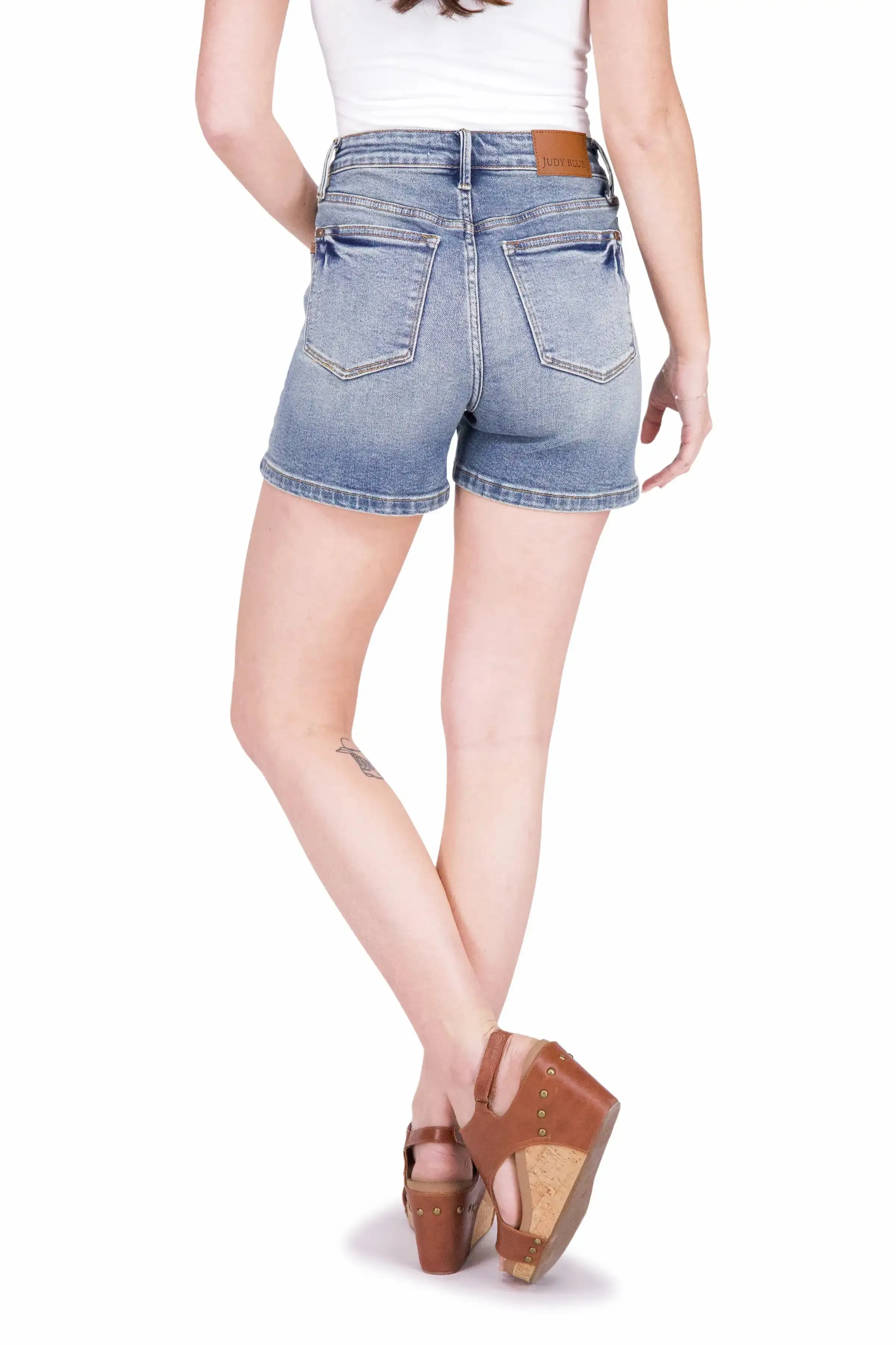 Die Hazel von Judy Blue: Mid-Rise V-Front Vintage Wash Denim Shorts