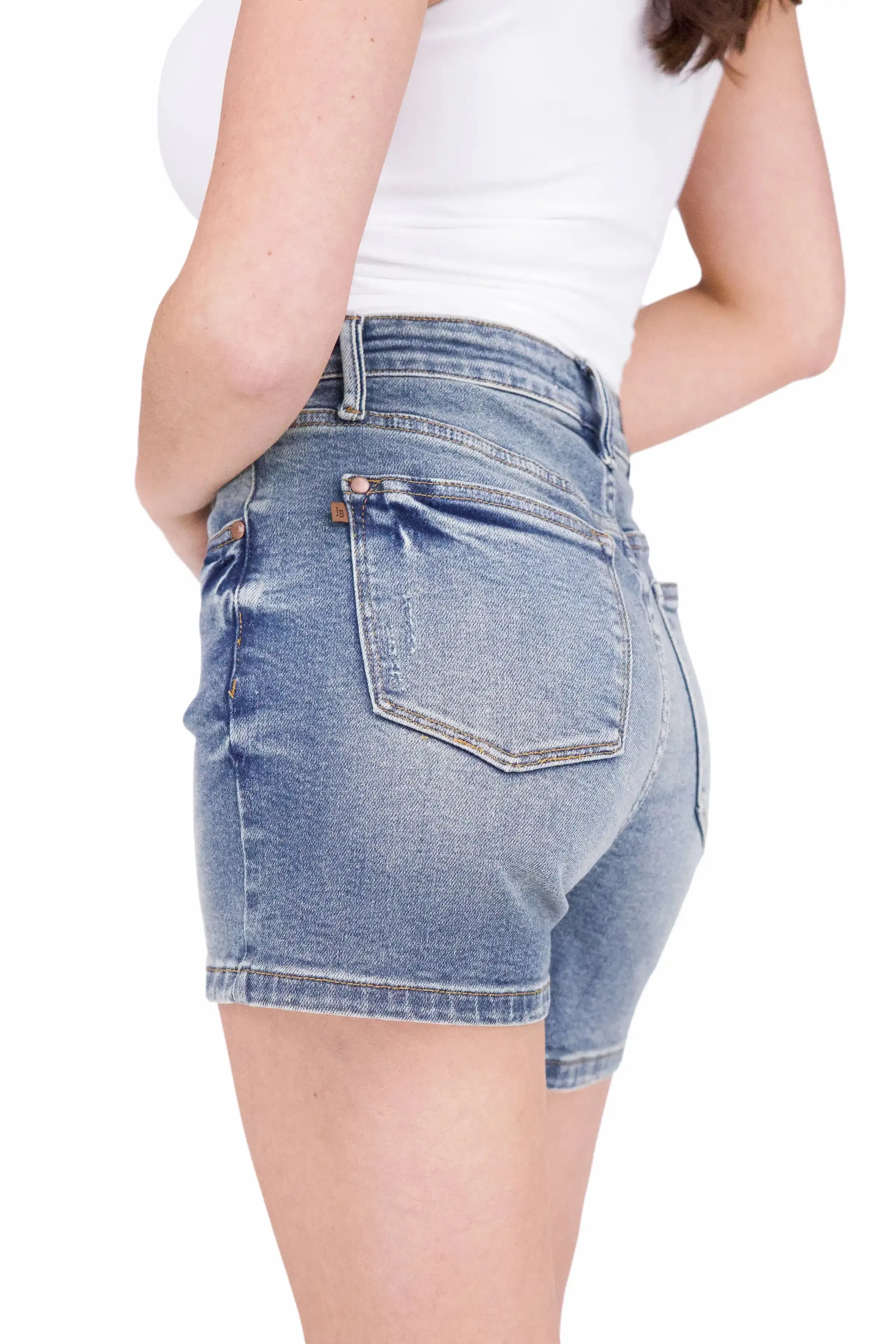 Die Hazel von Judy Blue: Mid-Rise V-Front Vintage Wash Denim Shorts