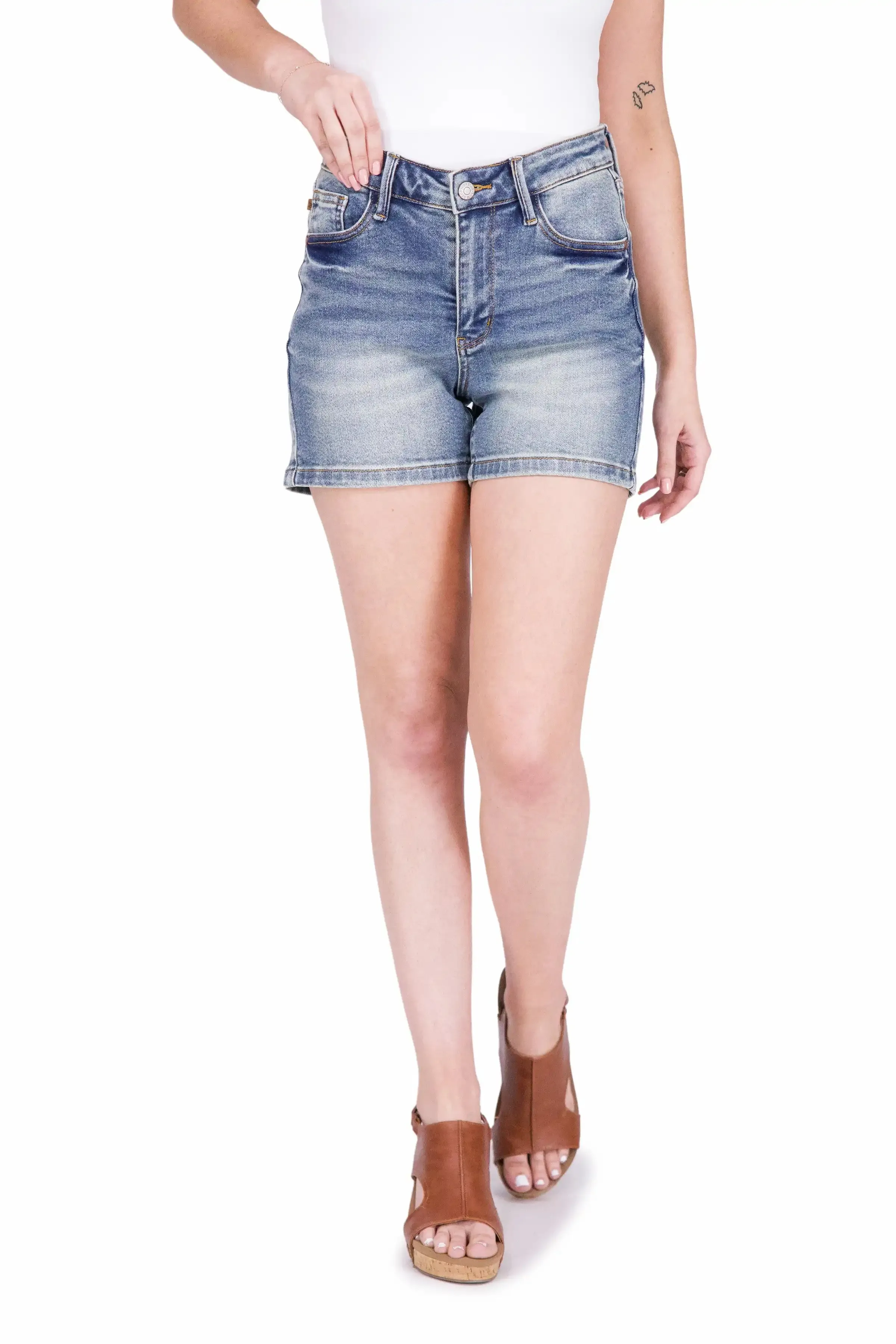 Die Hazel von Judy Blue: Mid-Rise V-Front Vintage Wash Denim Shorts