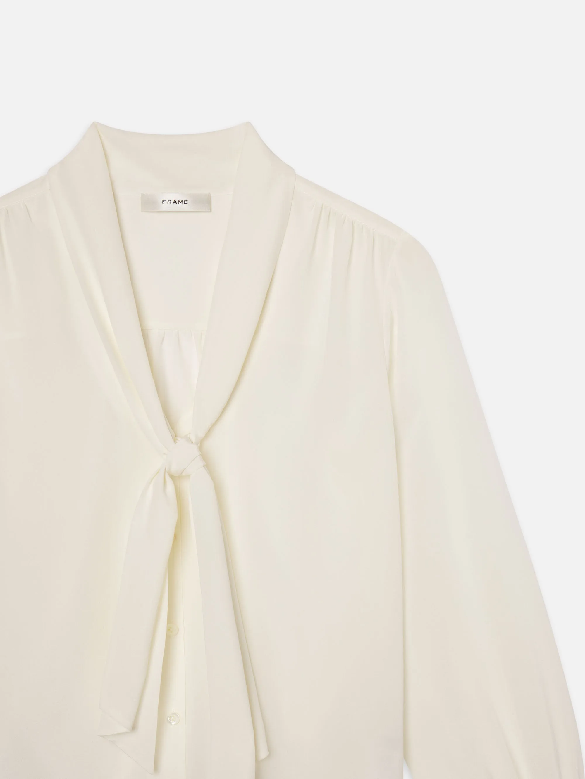 Die Seidenkrawattenbluse – Creme