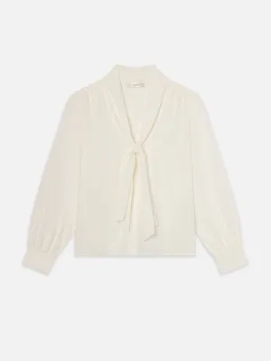Die Seidenkrawattenbluse – Creme