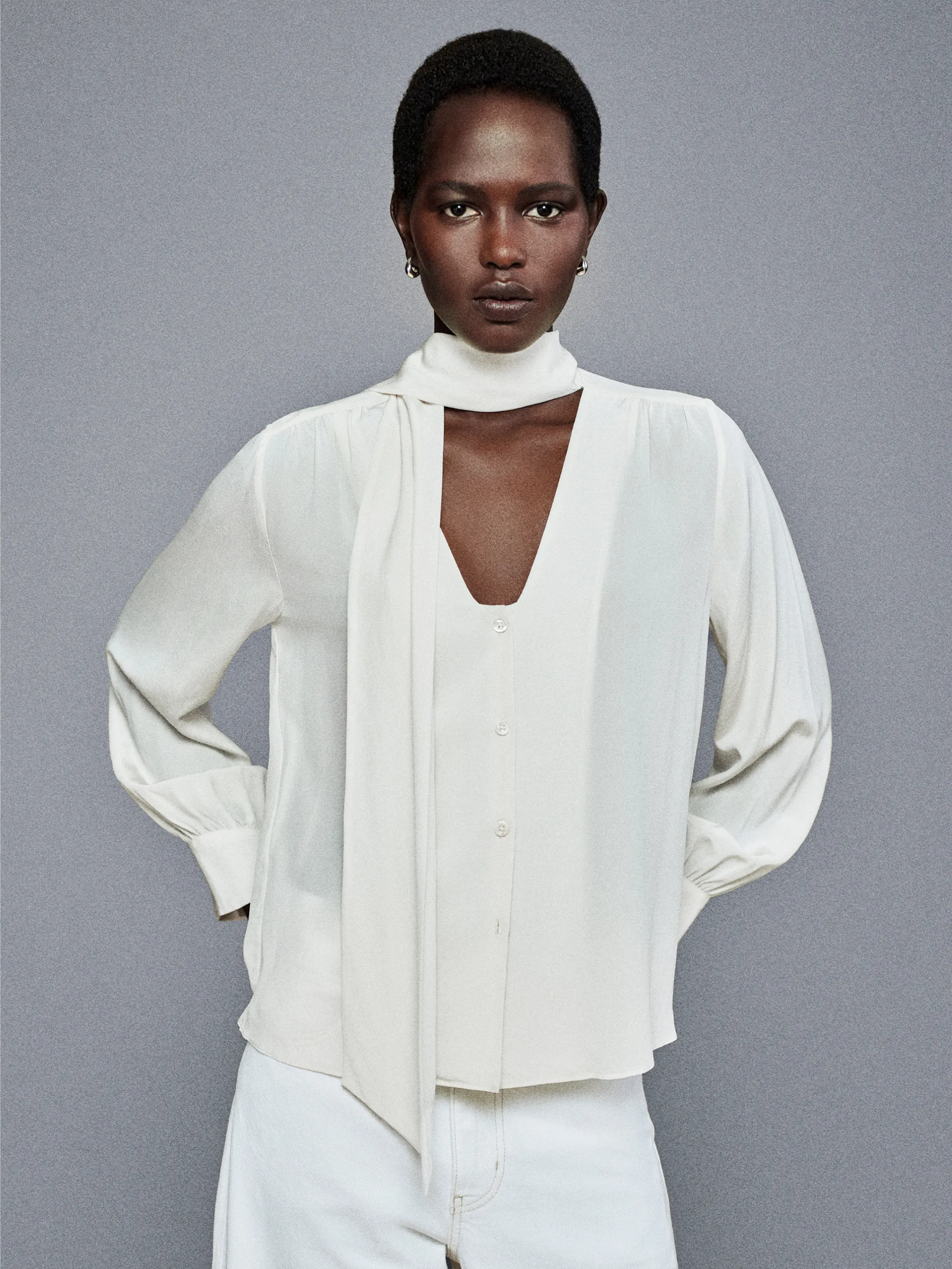 Die Seidenkrawattenbluse – Creme