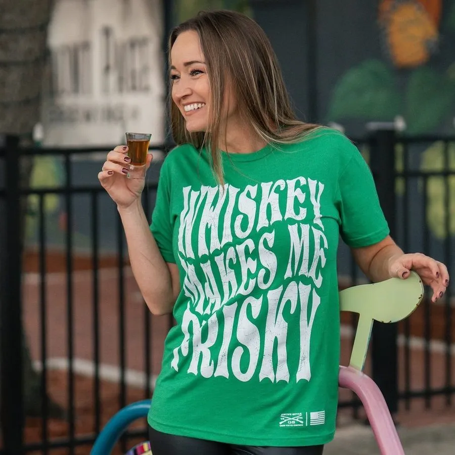 Damens Whiskey Macht Mich Flirty Freund Fit T-Shirt - Kelly Grün
