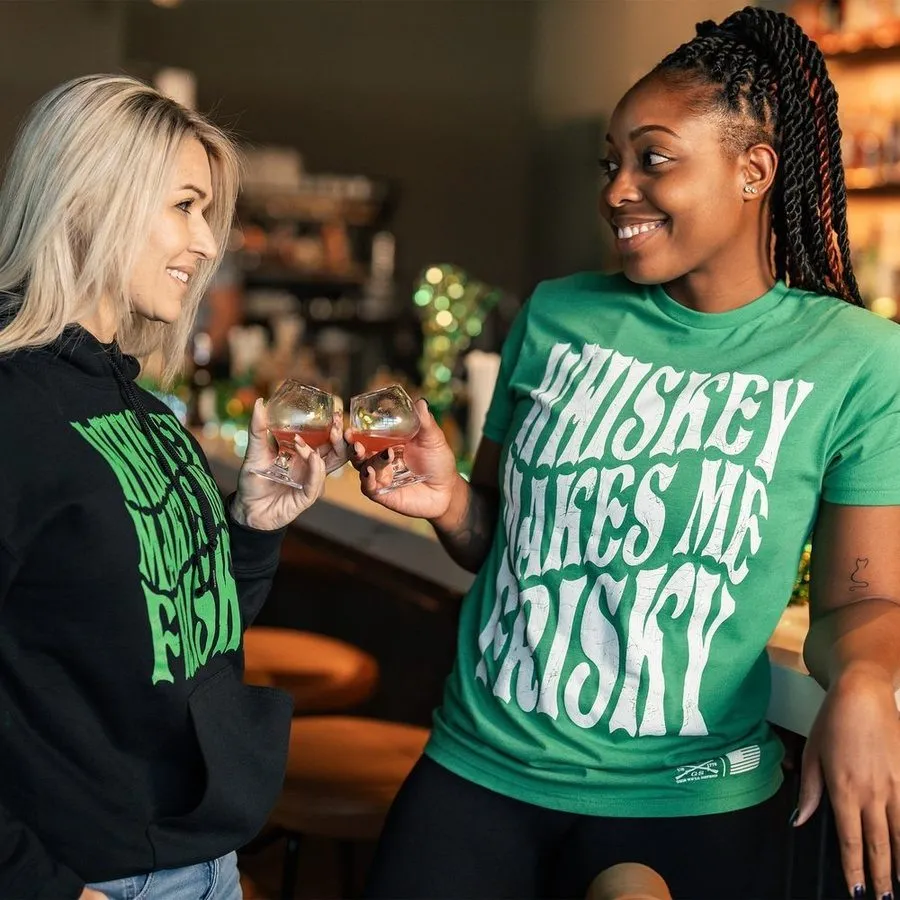 Damens Whiskey Macht Mich Flirty Freund Fit T-Shirt - Kelly Grün