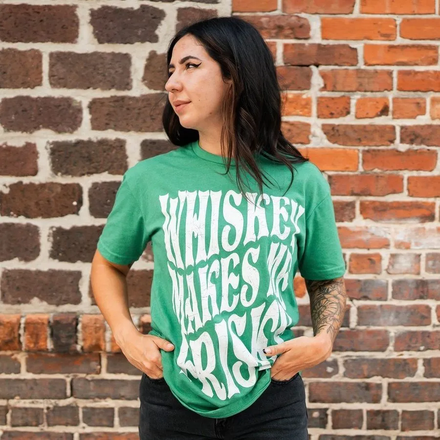 Damens Whiskey Macht Mich Flirty Freund Fit T-Shirt - Kelly Grün